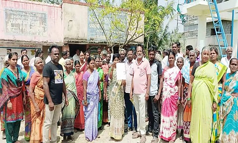 ஏலகிரி கிராம நிர்வாக அலுவலகத்தை முற்றுகையிட்டு தர்ணாவில் ஈடுபட்டனர்.