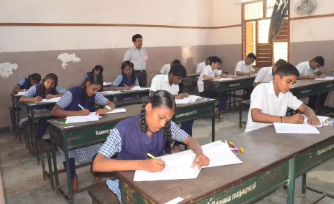 கோவையில், 128 மையங்களில்  பிளஸ்-1 தேர்வு தொடங்கியது