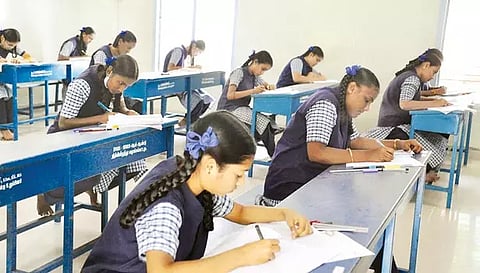 சேலம் குகை மூங்கபாடி அரசு பெண்கள் மேல்நிலைப் பள்ளியில் தேர்வு எழுதும் பிளஸ்-1 மாணவிகளை படத்தில் காணலாம்.