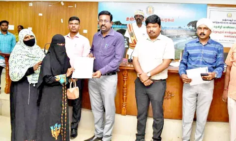 மாற்றுத்திறனாளிகளுக்கு மாதாந்திர உதவித்தொகை பெறுவதற்கான ஆணைகளை கலெக்டர் தினேஷ் பொன்ராஜ் ஆலிவர் வழங்கினார்.