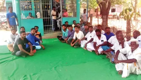 போராட்டத்தில் ஈடுபட்டுள்ள பொதுமக்களை படத்தில் காணலாம்.