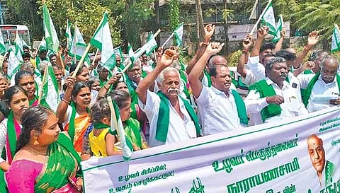 ஆர்ப்பாட்டத்தில் ஈடுபட்ட விவசாயிகள்.&nbsp;