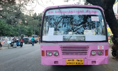 ஜப்தி செய்யப்பட்ட அரசு பஸ்.