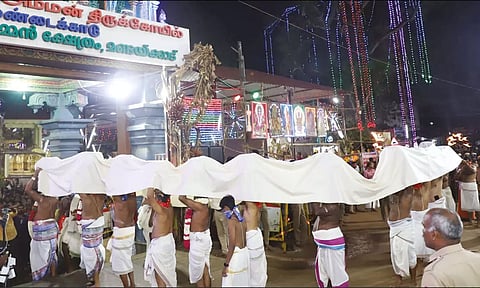 அம்மனுக்கு படைப்பதற்காக உணவு பதார்த்தங்களை வெள்ளை துணியால் மூடி பவனியாக எடுத்து வந்ததை படத்தில் காணலாம்.