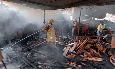 தீயணைப்பு படை வீரர்கள் மர இழைப்பகத்தில் ஏற்பட்ட தீயை அணைக்கும் பணியில் ஈடுபட்டபோது எடுத்தபடம்.