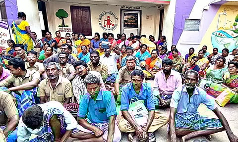 தர்ணா போராட்டத்தில் ஈடுபட்ட துப்புரவு பணியாளர்கள்.