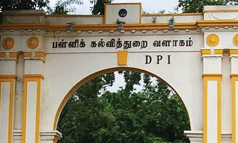 இடைநின்ற மாணவர்களுக்கு ஹால் டிக்கெட் வழங்கப்பட்டதா?: பிளஸ்-2 தமிழ் தேர்வை 50 ஆயிரம் மாணவர்கள் எழுதாததால் கடும் சர்ச்சை