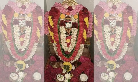 சிறப்பு அலங்காரத்தில் கால பைரவரை படத்தில் காணலாம்.