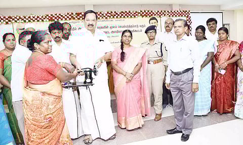 நலத்திட்ட உதவிகளை அமைச்சர் ஆர்.காந்தி வழங்கிய போது எடுத்த படம். அருகில் கலெக்டர் வளர்மதி, எஸ்.பி. கிரண் ஸ்ருதி, ஈஸ்வரப்பன் எம்.எல்.ஏ.