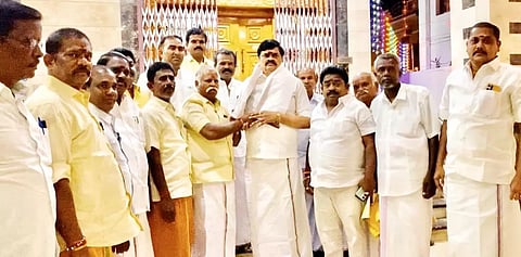 அ.ம.மு.க. ஒன்றிய செயலாளர் அழகர்சாமி அந்த கட்சியில் இருந்து விலகி முன்னாள் அமைச்சர் கே.டி.ராஜேந்திரபாலாஜி முன்னிலையில் அ.தி.மு.க.வில் இணைந்தார்.