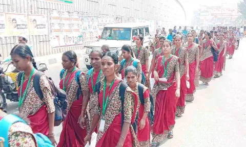 தேசிய நுகர்வோர் பாதுகாப்பு குறித்து கல்லூரி மாணவிகள் விழிப்புணர்வு ஊர்வலம் சென்றனர்.