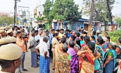 சாலை மறியலில் ஈடுபட்ட பொதுமக்களை படத்தில் காணலாம்.