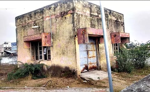 பழுதடைந்த நிலையில் உள்ள பிணவறை கட்டிடம்.