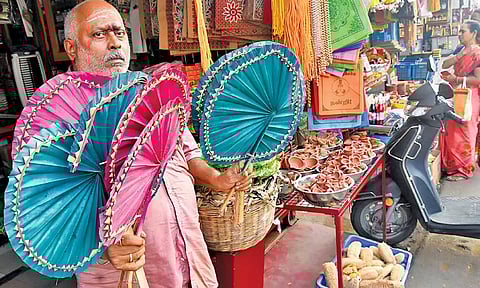 பனை ஓலை விசிறி வந்து விட்டது: சொக்க வைக்கும் சுகமான காற்றை அள்ளித் தரும்