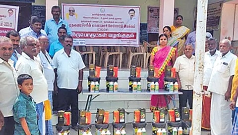 பண்ணை கருவிகள் தொகுப்பு தார்பாய் மற்றும் பல்வேறு பொருட்கள் விநியோகம் செய்தபோது எடுத்த படம்.