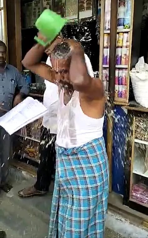 பெட்ரோல் ஊற்றி தீக்குளிக்க முயன்ற மளிகை கடைக்காரரை எச்சரித்து அனுப்பி வைத்த போலீசார்