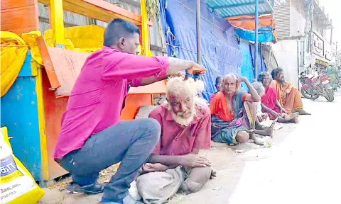 ஆதரவற்றவர்களுக்கு அரவணைக்கும் வாலிபர்.