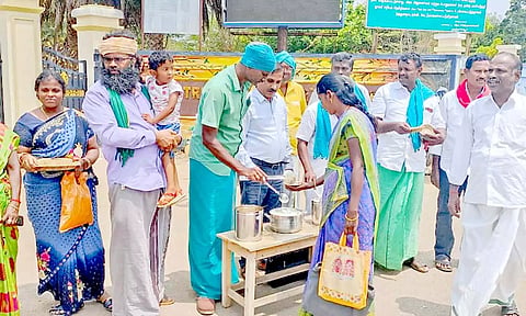 பாரம்பரிய அரிசி, சிறு தானியங்களில் தயாரிக்கப்பட்ட உணவு பொது மக்களுக்கு வழங்கப்பட்டது.