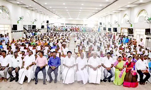 பயனாளிகளுக்கு விலையில்லா வீட்டுமனை பட்டாவுக்கான ஆணைகளை வழங்கி அவர்களுடன் அமைச்சர் அன்பில் மகேஷ் பொய்யாமொழி மற்றும் கலெக்டர் தினேஷ் பொன்ராஜ் ஆலிவர் மற்றும் பலர் குழு புகைப்படம் எடுத்துக் கொண்டனர்.