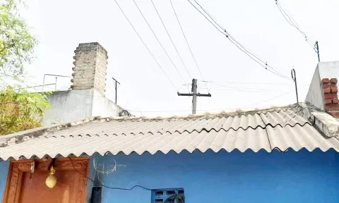 வீட்டிற்குள் நடுவே அமைந்துள்ள மின் கம்பம்.