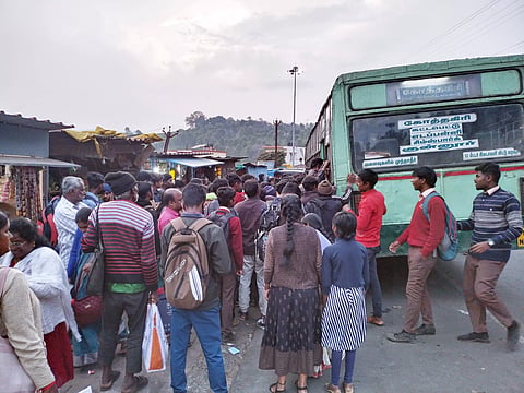 குன்னூர், ஊட்டிக்கு செல்ல கூடுதல் பஸ்கள் இயக்க  வேண்டும்