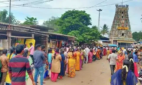 சிறுவாபுரியில் விதிமுறைகளை மீறும் நடைபாதை கடைகள் அகற்றப்படும்- அதிகாரிகள் எச்சரிக்கை