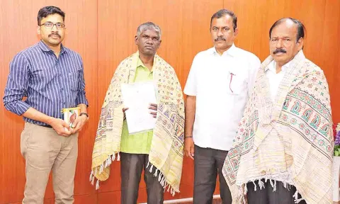 ஞா.நெல்சன், கிருஷ்ணமூா்த்தி ஆகியோருக்கு உதவித் தொகை வழங்குவதற்கான அரசாணையை கலெக்டர்  எஸ்.வினீத்   வழங்கிய காட்சி.