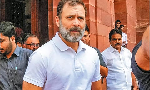 ராகுல்காந்தி பாராளுமன்றத்துக்கு வந்தபோது எடுத்த படம்.