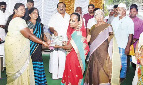 ஒட்டன்சத்திரம் அருகே மார்க்கம்பட்டியில் நடந்த அரசு விழாவில் பயனாளிகளுக்கு நலத்திட்ட உதவிகளை அமைச்சர் அர.சக்கரபாணி வழங்கினார்.