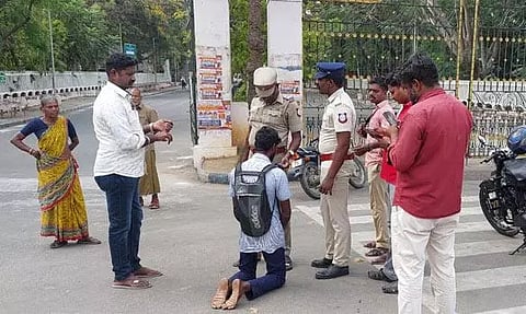 கலெக்டர் அலுவலகம் முன்பு மாணவர் முட்டிபோட்டு நூதன போராட்டம்