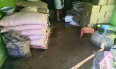 ரேசன் கடைக்குள் தண்ணீர் புகுந்து அரிசி மூட்டைகள் சேதம் அடைந்திருப்பதை படத்தில் காணலாம்.