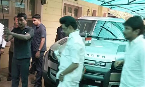 ஓபிஎஸ் வீட்டிற்கு சென்ற மு.க.ஸ்டாலின்- 10 நிமிடங்கள் நடந்த சந்திப்பு