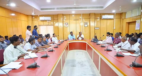 மேயர் ஜெகன் பெரியசாமி தலைமையில் ஆய்வு கூட்டம் நடந்த காட்சி. அருகில்  கமிஷனர் தினேஷ்குமார் மற்றும் பலர் உள்ளனர்.
