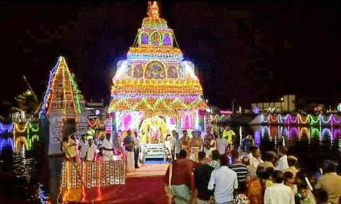 எட்டுக்குடி முருகன் கோவிலில் தெப்ப உற்சவம் நடந்தது.