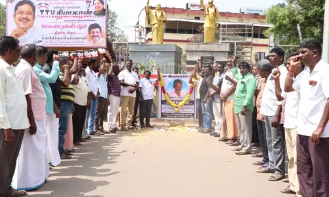 டாஸ்மாக் பணியாளர் அர்ச்சுனன் படத்திற்கு மாலை அணிவித்து மரியாதை செலுத்தப்பட்டது.