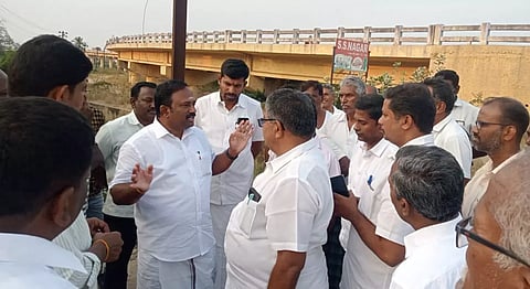 டிப்பர் லாரிகளை முற்றுகையிட்ட பொதுமக்கள்