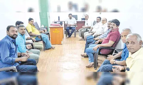 கூட்டத்தில் பங்கேற்றவர்கள்.&nbsp;