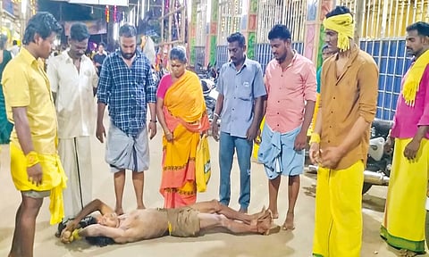 பக்தர் அங்கப்பிரதட்சணம் செய்து நேர்த்திக்கடன் செலுத்திய போது எடுத்த படம்.