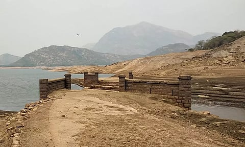 ஆழியாறு அணையில் வெளியே தெரியும் ஆங்கிலேயர் காலத்து பாலம்