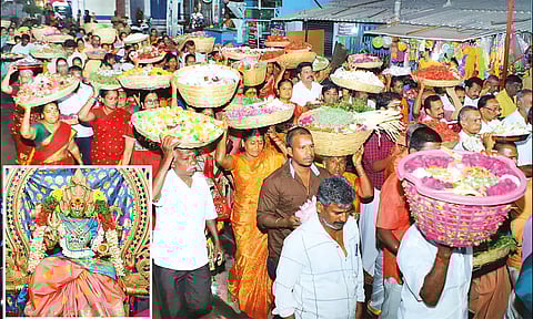 பக்தர்கள் கூடைகளில் பூக்களை கொண்டு சென்றபோது எடுத்த படம்.