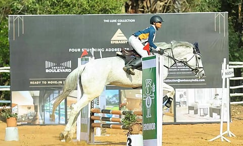 தேசிய அளவிலான போட்டியில் பங்கேற்ற குதிரை வீரர்கள்.