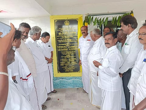 ரூ.52 லட்சத்தில் பள்ளி கட்டிடங்கள், சிமெண்டு சாலை