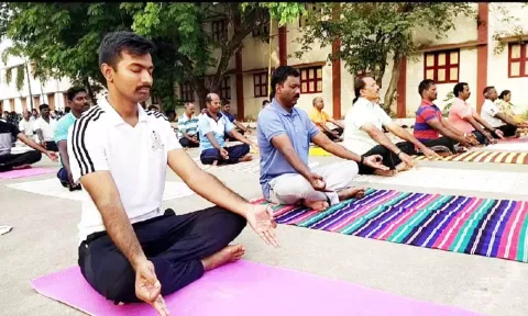 போலீசுக்கு யோகா பயிற்சி