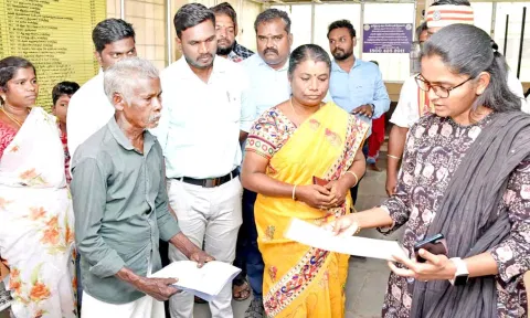 திருவாரூர் தாசில்தார் அலுவலகத்தில்  மாவட்ட கலெக்டர்  சாருஸ்ரீ நேரில் பார்வையிட்டு ஆய்வு செய்தார்.