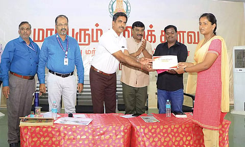 கல்லூரி மாணவி ஒருவருக்கு கலெக்டர் குமாரவேல் பாண்டியன் சான்றிதழ் வழங்கினார்.