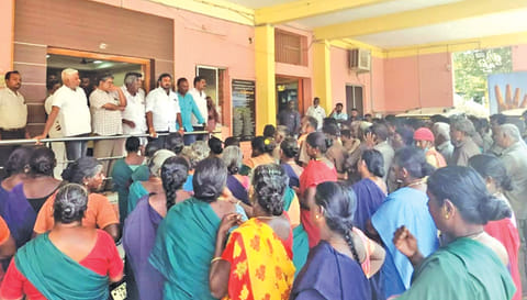 துப்புரவு பணியாளர்களுக்கு நகராட்சி சேர்மன் அறிவுரை வழங்கிய காட்சி.