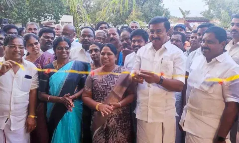 புதிய வகுப்பறையை அமைச்சர்கள் மு.பெ.சாமிநாதன், கயல்விழி செல்வராஜ் திறந்து வைத்த காட்சி.