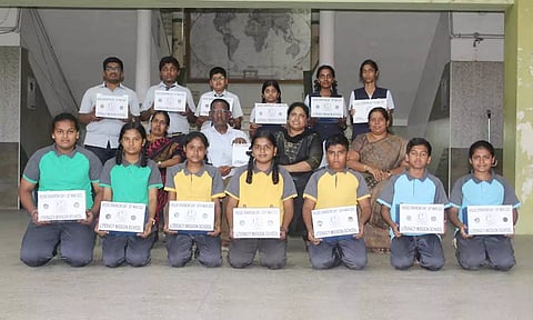 மாணவ, மாணவிகளுக்கு  வழங்கப்பட்ட சிட்டுக்குருவி கூடுகள்.