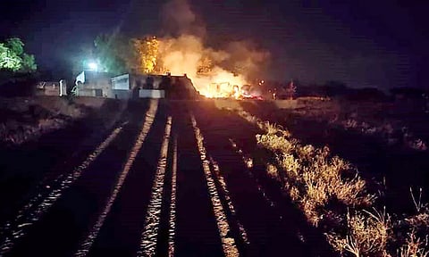 சிவகாசி அருகே நள்ளிரவில் பட்டாசு ஆலையில் வெடிவிபத்து: அதிர்ஷ்டவசமாக தொழிலாளர்கள் உயிர் தப்பினர்