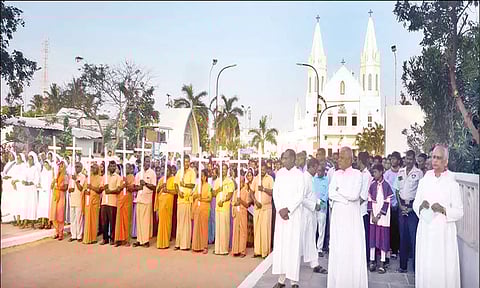 வேளாங்கண்ணி மாதா பேராலயத்தில் சிலுவைப்பாதை ஊர்வலம் நடந்தபோது எடுத்த படம்.